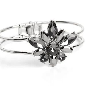 🩶🤍🩶 “CHIC CORSAGE” SILVER HINGED BRACELET ~ PAPARAZZI❗️ 🩶🤍🩶
